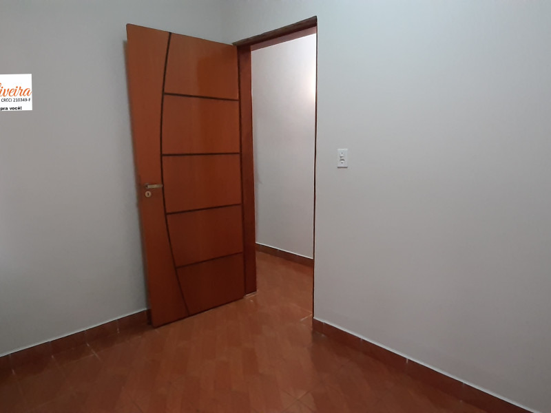 Casa Térrea ( ALUGADA )com três dormitórios, dois banheiros 