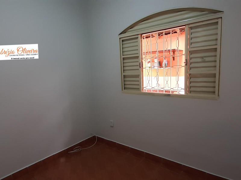 Casa Térrea ( ALUGADA )com três dormitórios, dois banheiros 
