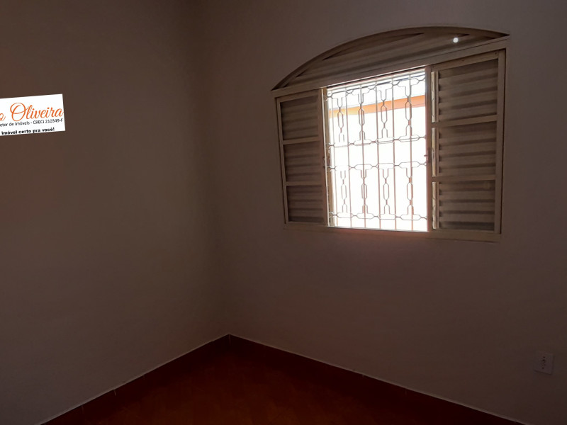 Casa Térrea ( ALUGADA )com três dormitórios, dois banheiros 