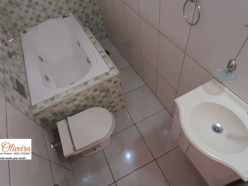 Casa Térrea ( ALUGADA )com três dormitórios, dois banheiros 
