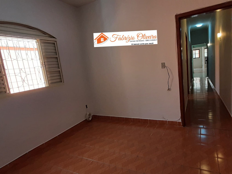 Casa Térrea ( ALUGADA )com três dormitórios, dois banheiros 