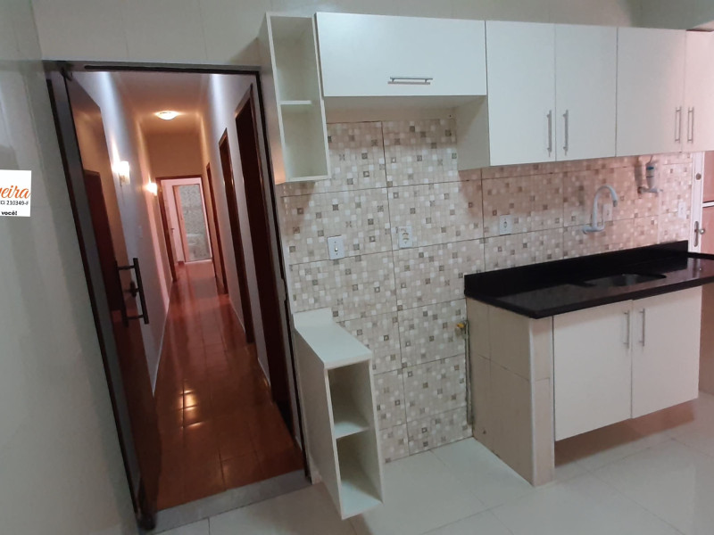 Casa Térrea ( ALUGADA )com três dormitórios, dois banheiros 