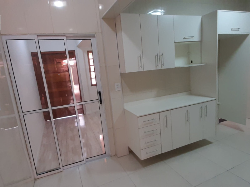 Casa Térrea ( ALUGADA )com três dormitórios, dois banheiros 