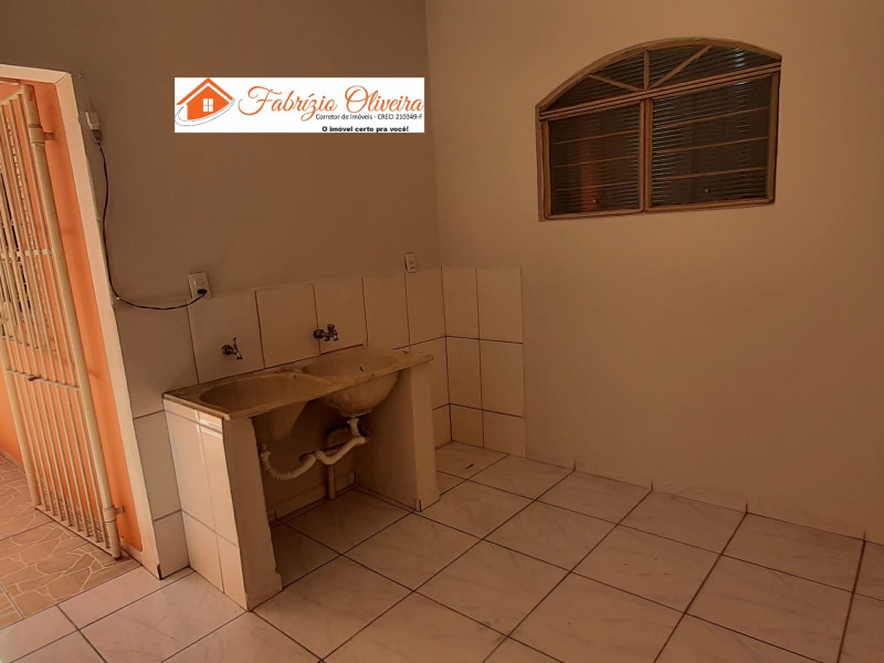 Casa Térrea ( ALUGADA )com três dormitórios, dois banheiros 