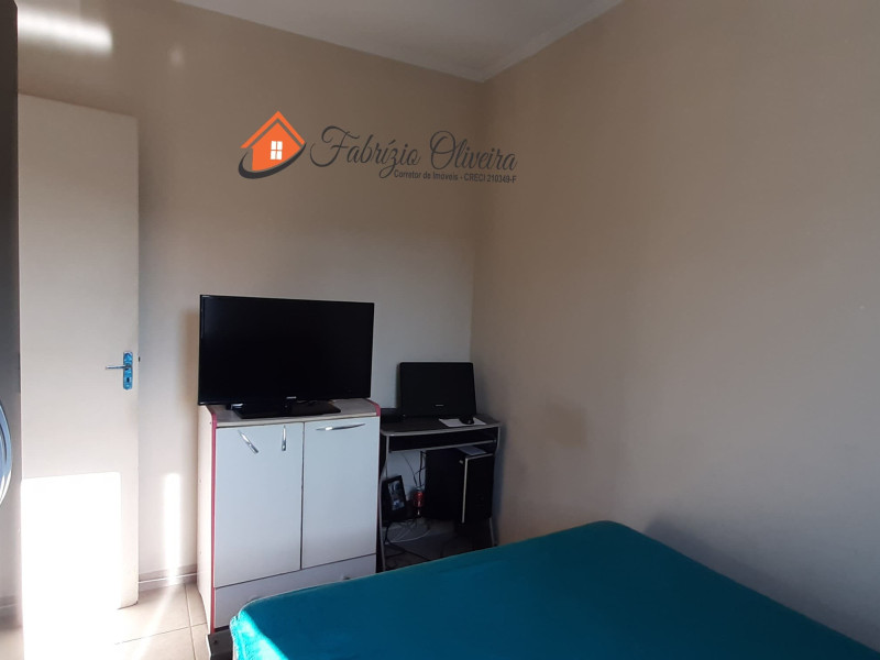 Apartamento com dois dormitórios, um banheiro.