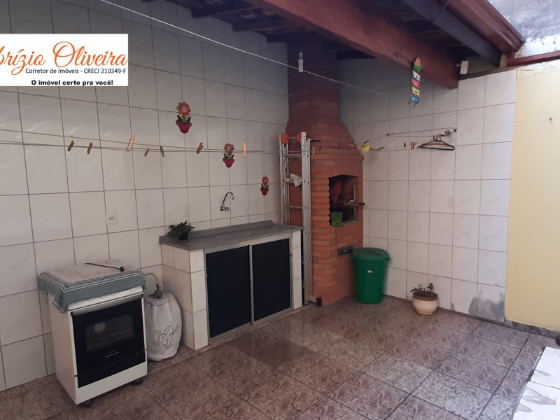 Sobrado com três dormitórios , dois banheiros (VENDIDO) 