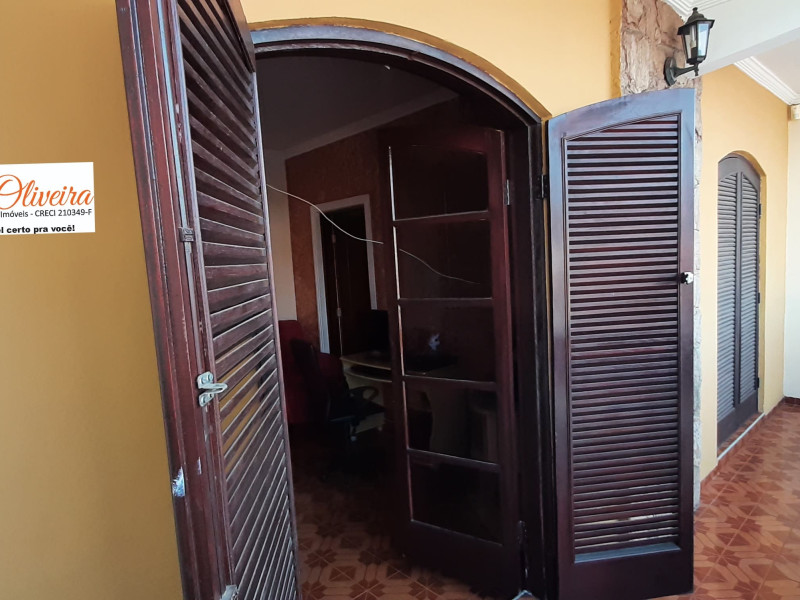 Sobrado com três dormitórios , dois banheiros (VENDIDO) 