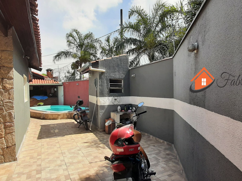 Casa Terrea com três dormitórios , três banheiros 