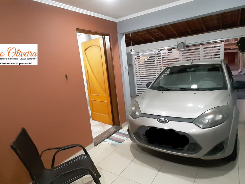Sobrado com três dormitórios , dois banheiros 