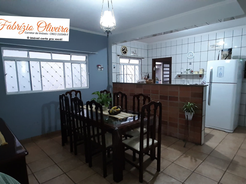 Sobrado com três dormitórios , dois banheiros 