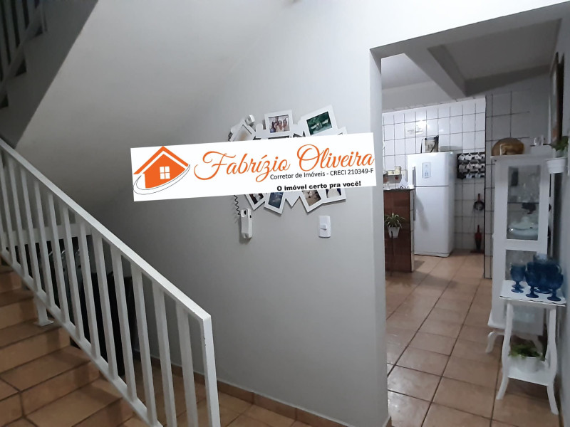 Sobrado com três dormitórios , dois banheiros 