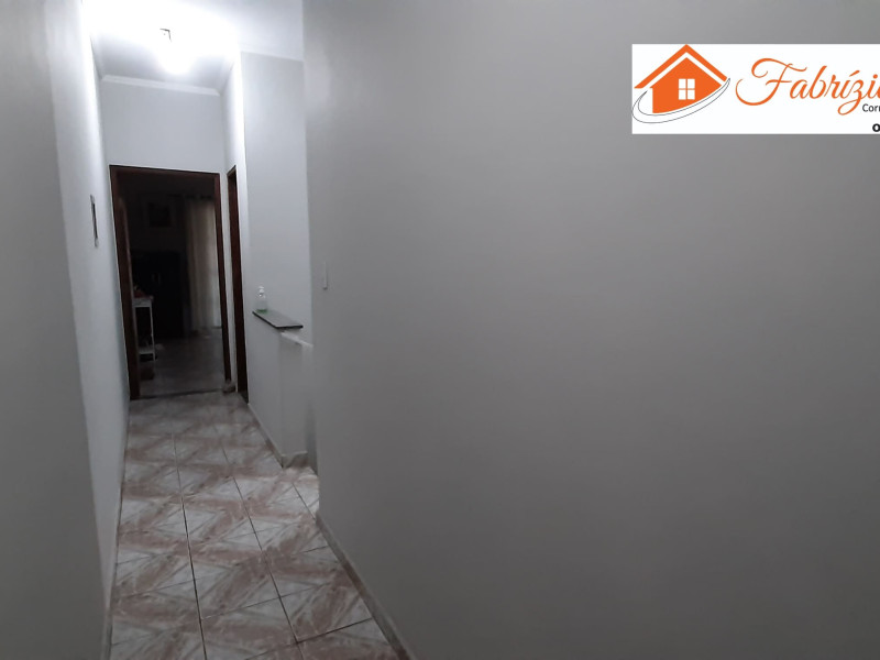 Sobrado com três dormitórios , dois banheiros 
