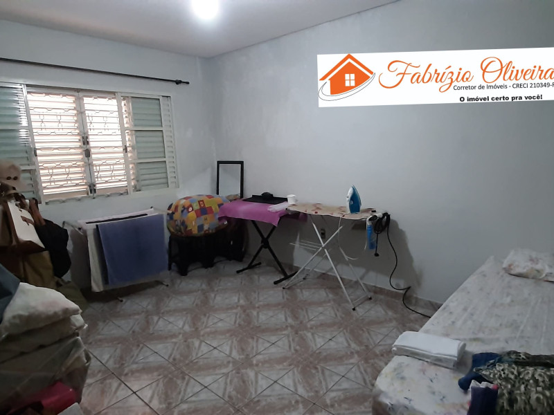 Sobrado com três dormitórios , dois banheiros 