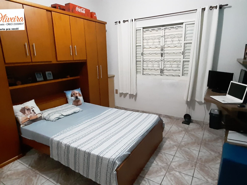 Sobrado com três dormitórios , dois banheiros 