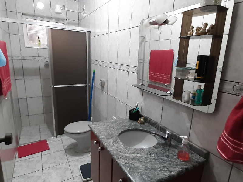 Sobrado com três dormitórios , dois banheiros 