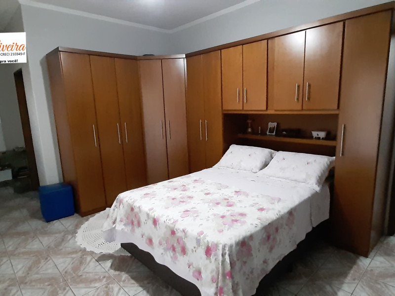 Sobrado com três dormitórios , dois banheiros 
