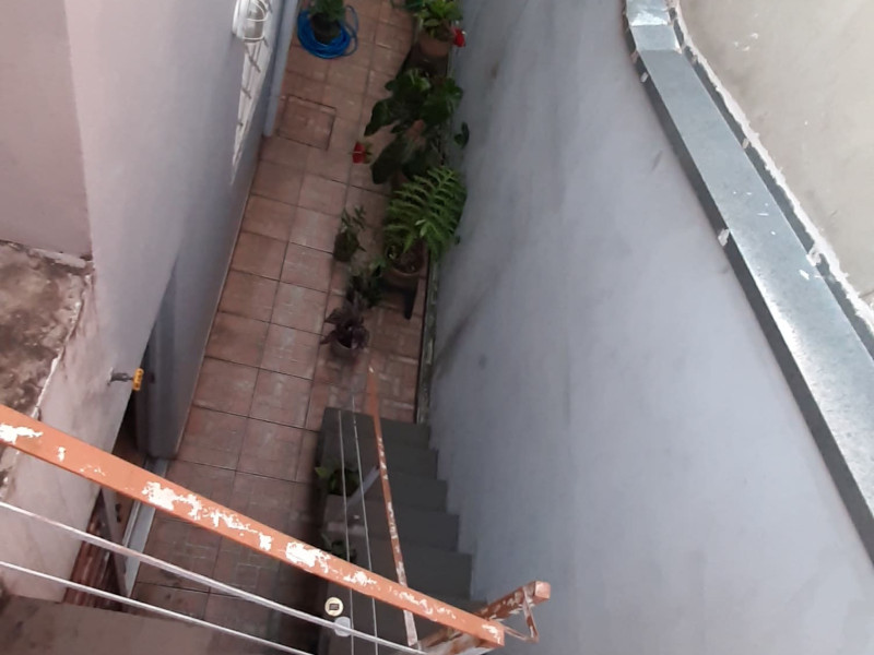 Sobrado com três dormitórios , dois banheiros 