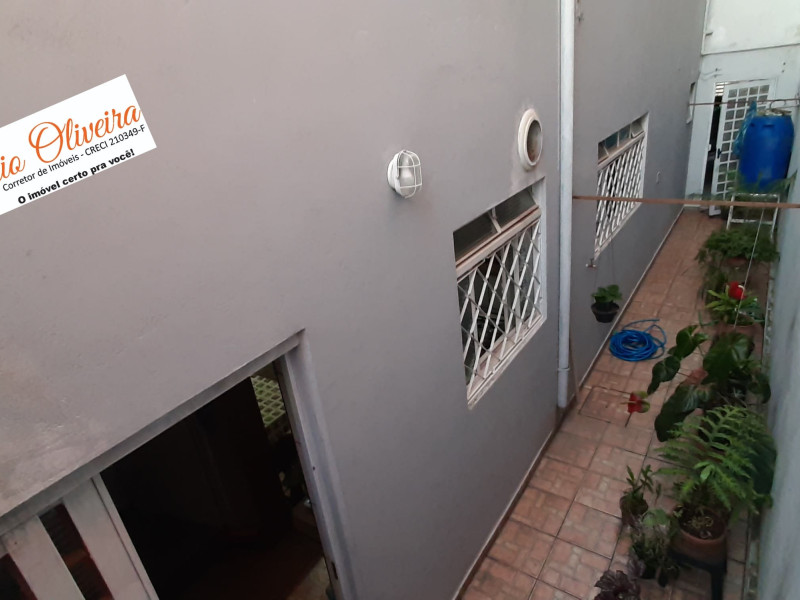 Sobrado com três dormitórios , dois banheiros 