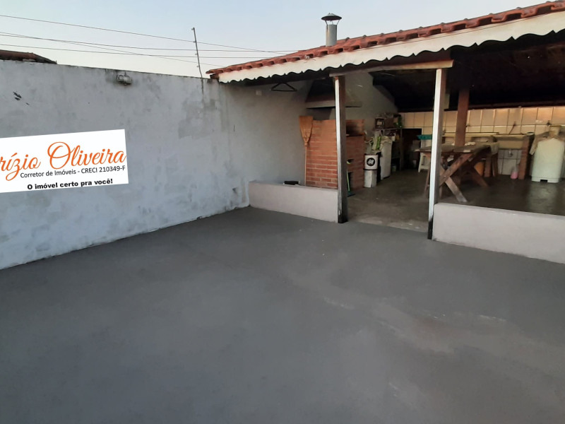 Sobrado com três dormitórios , dois banheiros 