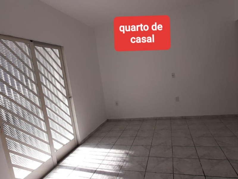 Sobrado com três dormitórios, dois banheiros