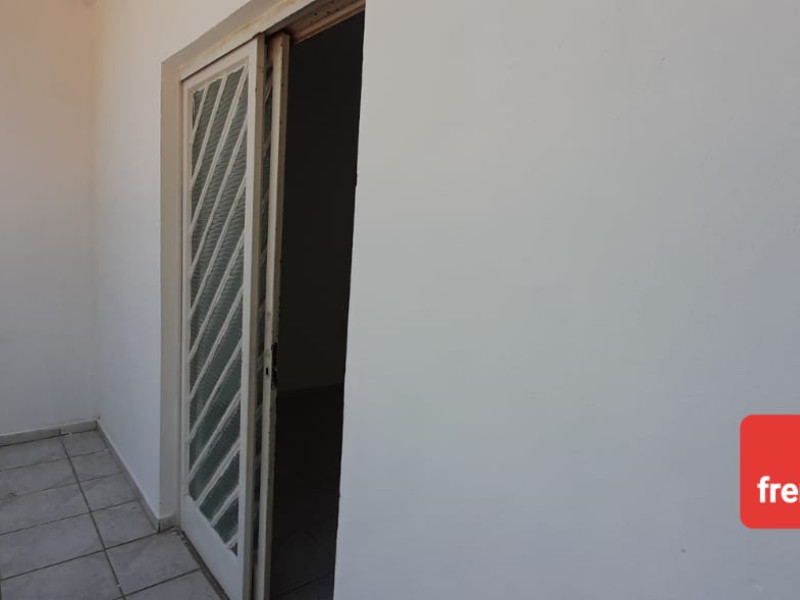 Sobrado com três dormitórios, dois banheiros