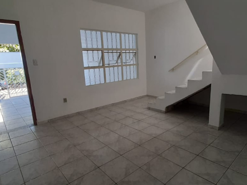 Sobrado com três dormitórios, dois banheiros