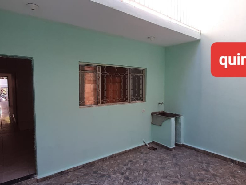 Sobrado com três dormitórios, dois banheiros