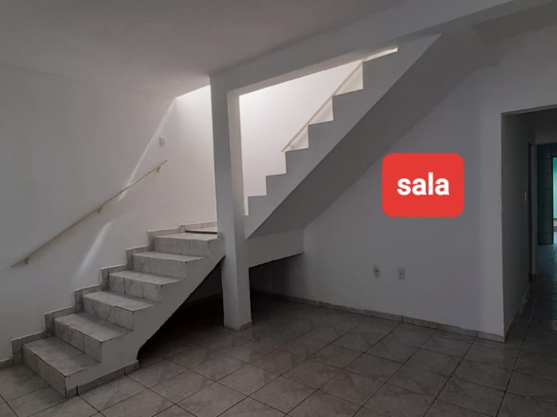 Sobrado com três dormitórios, dois banheiros