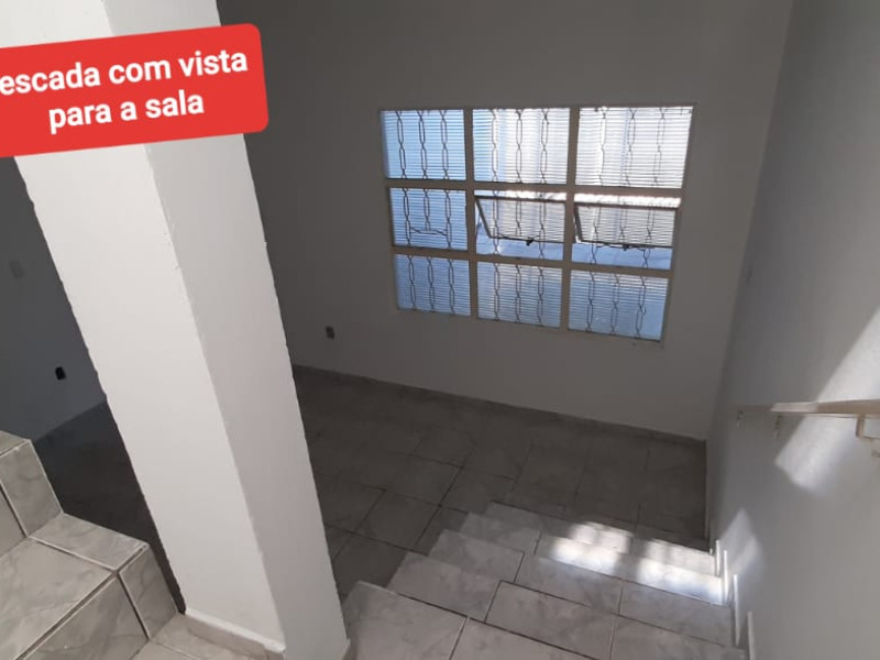 Sobrado com três dormitórios, dois banheiros
