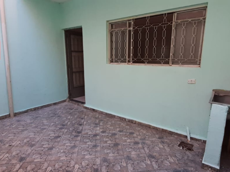 Sobrado com três dormitórios, dois banheiros