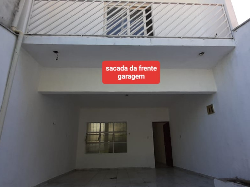 Sobrado com três dormitórios, dois banheiros