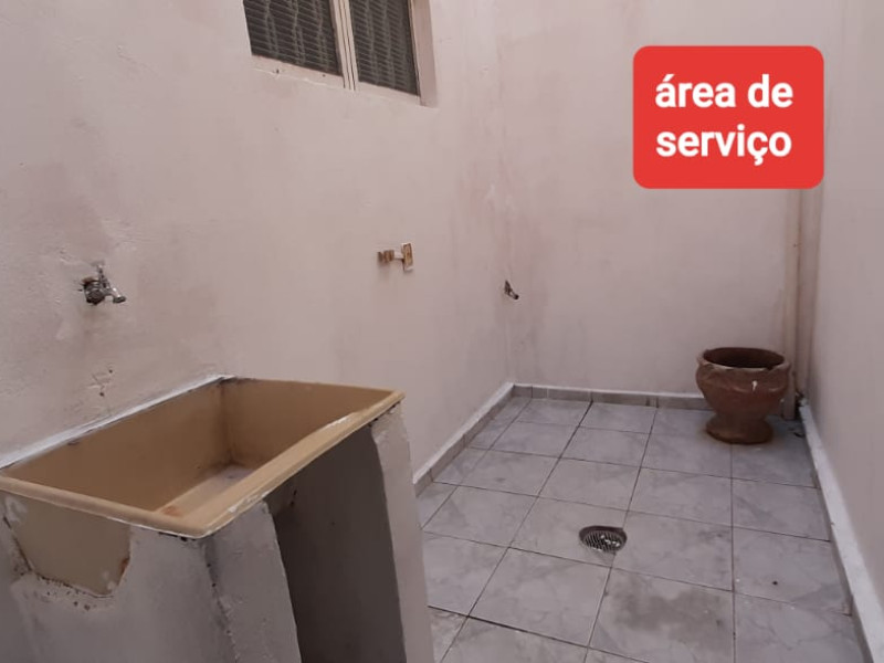 Sobrado com três dormitórios, dois banheiros