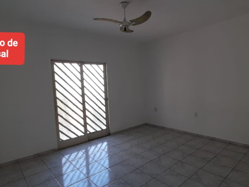 Sobrado com três dormitórios, dois banheiros
