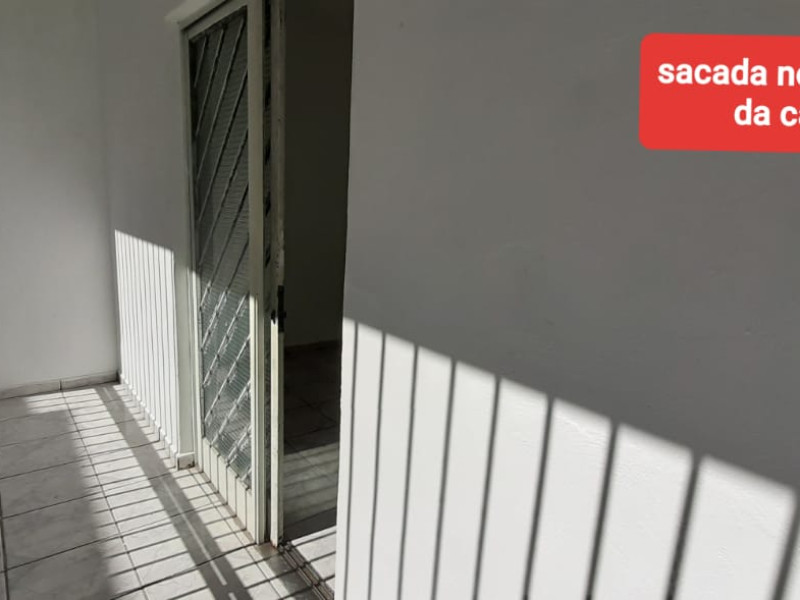 Sobrado com três dormitórios, dois banheiros
