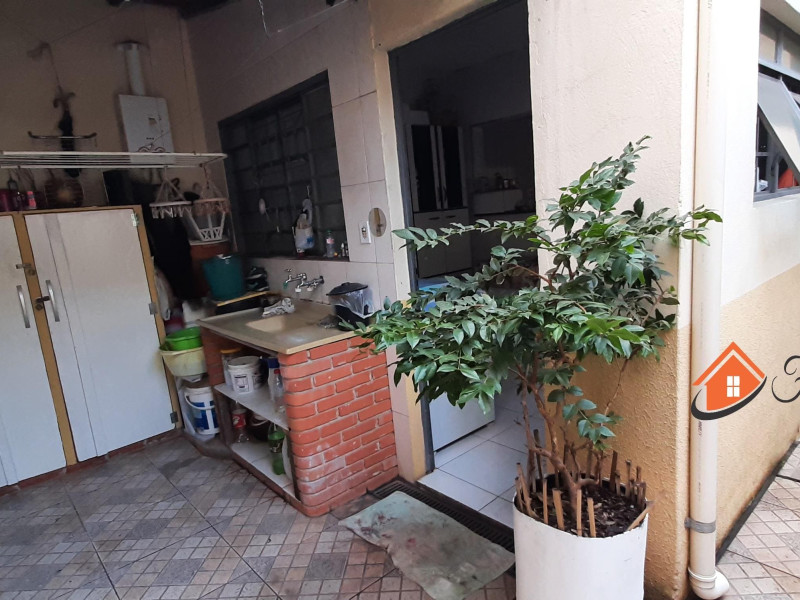 Sobrado com quatro dormitórios, três banheiros