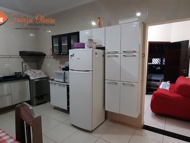 Casa com três dormitórios e dois banheiros