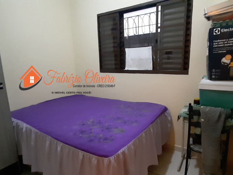 Casa com três dormitórios e dois banheiros