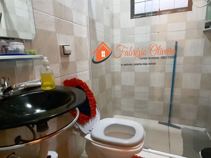 Casa com três dormitórios e dois banheiros