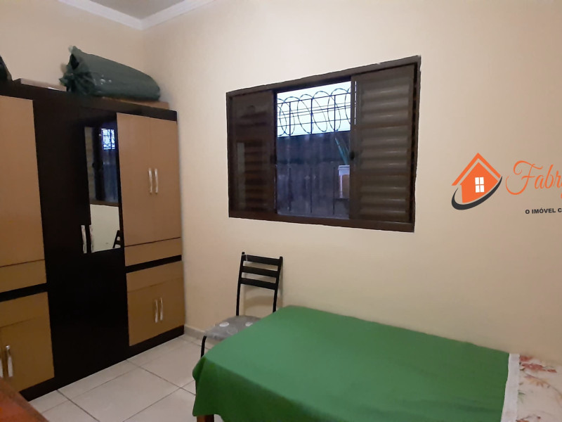 Casa com três dormitórios e dois banheiros