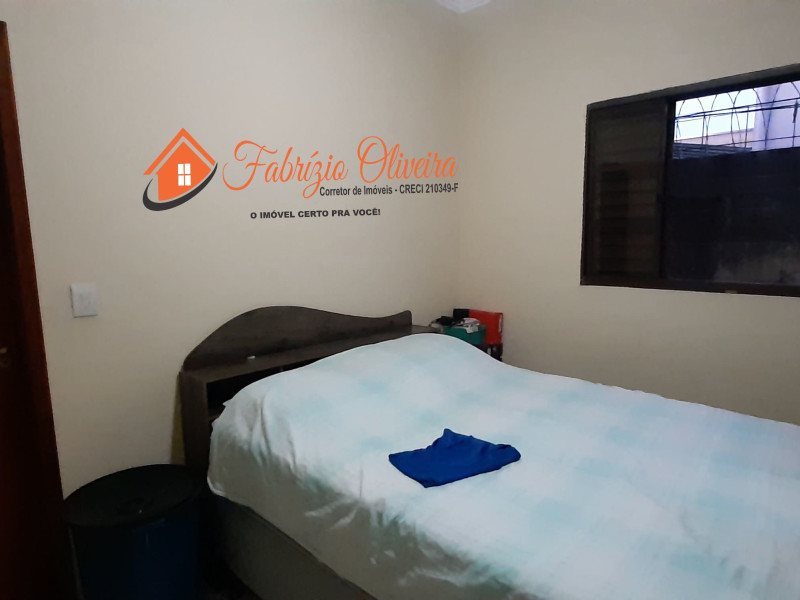 Casa com três dormitórios e dois banheiros
