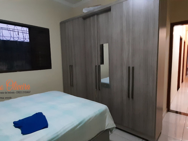 Casa com três dormitórios e dois banheiros