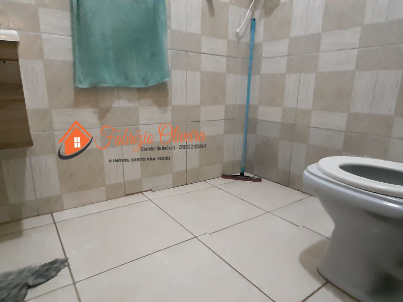 Casa com três dormitórios e dois banheiros