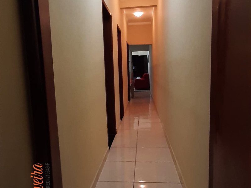 Casa com três dormitórios e dois banheiros