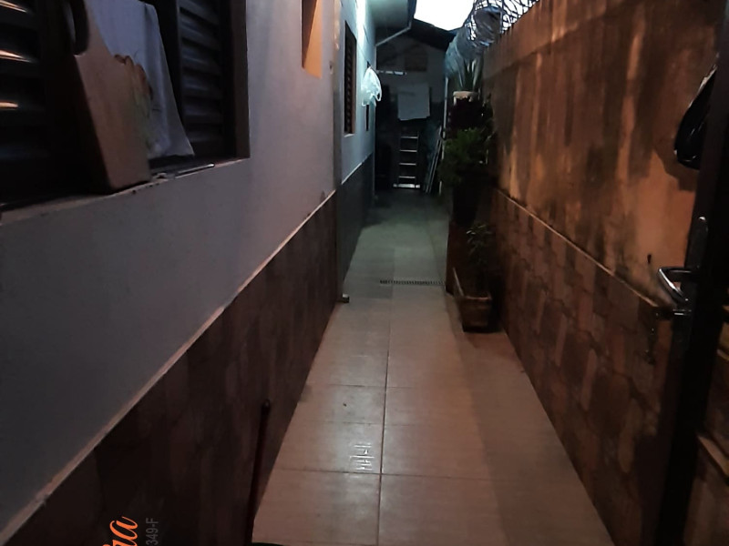 Casa com três dormitórios e dois banheiros