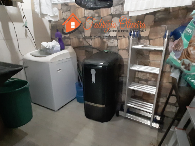 Casa com três dormitórios e dois banheiros