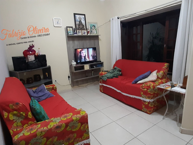 Casa com três dormitórios e dois banheiros