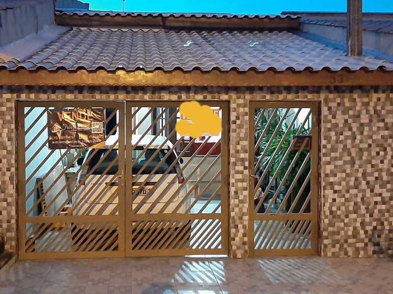 Casa com três dormitórios e dois banheiros