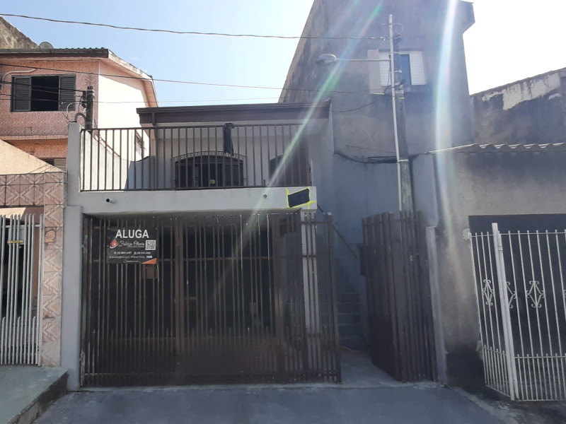 Aluga um sobrado dois dormitórios, duas cozinhas, dois banheiros ( ALUGADO)
