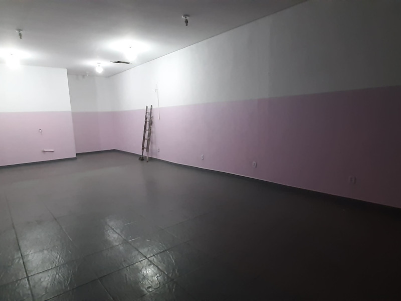 Aluga um salão comercial de 72M² e um banheiro ( ALUGADO)