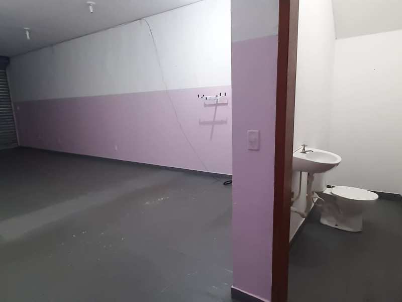 Aluga um salão comercial de 72M² e um banheiro ( ALUGADO)